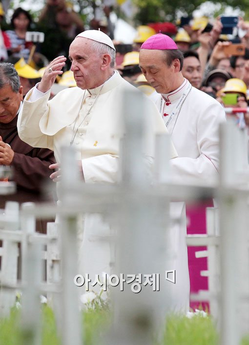 [포토]성호 긋는 프란치스코 교황 