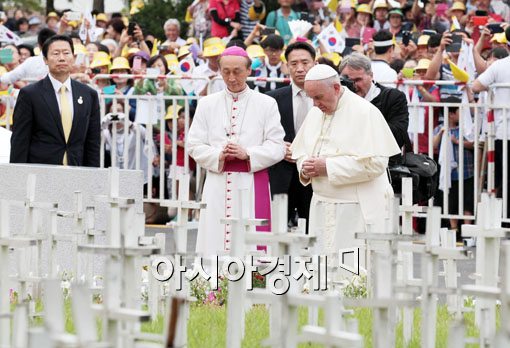 [포토]작은 십자가들 앞에서 기도하는 프란치스코 교황 