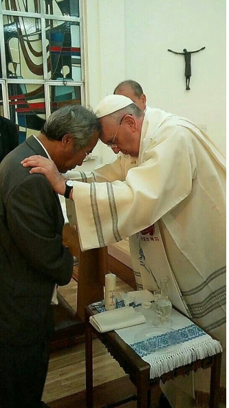 프란치스코 교황에게 '프란치스코' 세례명으로 세례받는 이호진씨. SNS에 게시된 이 사진들은 이씨의 딸이 찍었다.