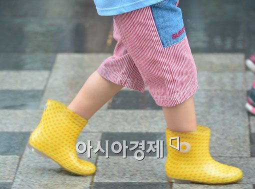 [포토]비오는 날 노란장화는 센스 