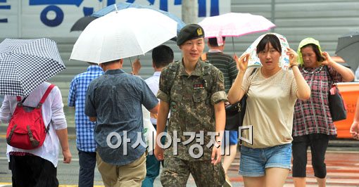 [포토]우산이 없으면 손수건이라도 
