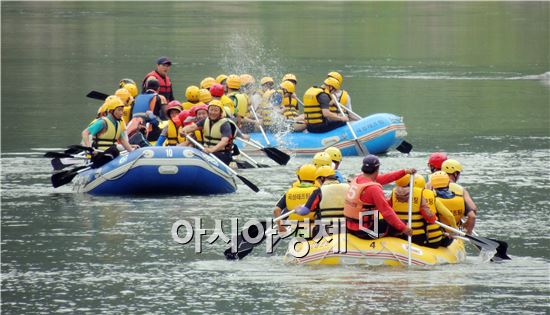 광복절과 주말로 이어지는 연휴를 맞아 휴일인 17일 관광객들이 전남 곡성군 섬진강 두가지구에서 래프팅을 즐기고 있다. 천혜 절경을 자랑하는 섬진강은 전국에서 래프팅 명소로 잘 알려져 있다.