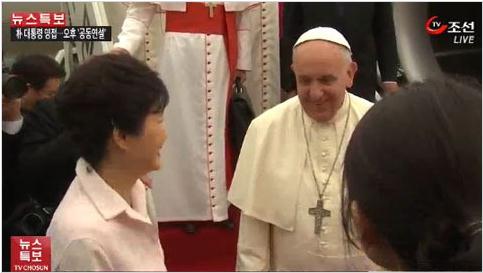 프란치스코 교황의 목걸이가 화제가 되고 있다.(사진출처 = TV조선 영상 캡처)