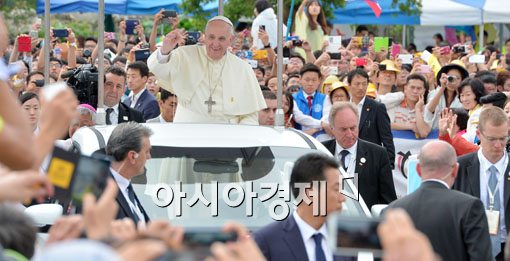 [포토]프란치스코 교황 "깨어있으라! 잠든 자는 춤 출수 없다" 