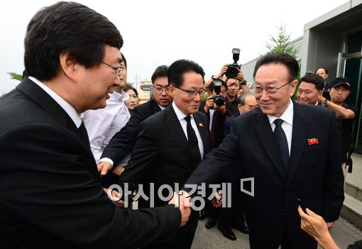 [포토]악수 건네는 김양건 노동당 통일전선부장 겸 대남담당 비서 