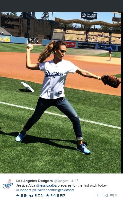 다저스 홈경기 시구자로 나선 제시카 알바(사진출처 = 다저스 트위터)