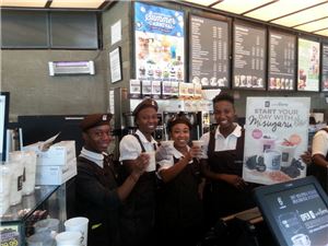 미국 카페베네 매장 직원들이 '미숫가루라떼'를 치켜들며 해맑게 웃고 있다.
