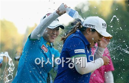 박인비(오른쪽)가 웨그먼스 LPGA챔피언십 우승을 확정짓자 이미나가 달려와 생수로 축하세례를 하고 있다. 피츠퍼드(사진제공=Getty images/멀티비츠)
