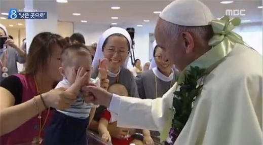 교황 손가락 축복, 엄마 잃은 장애아에 대신 손 물려 '감동'