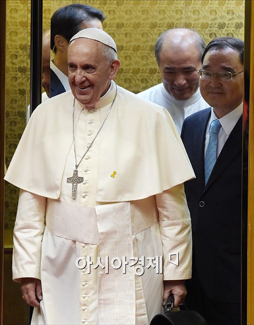 [포토]노란리본 달고 출국하는 프란치스코 교황