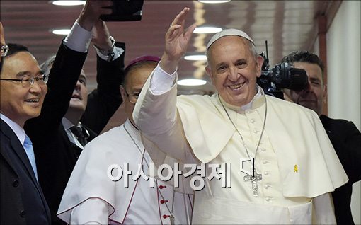 프란치스코 교황 출국 명동성당 미사 "한반도 평화와 화해 당부"