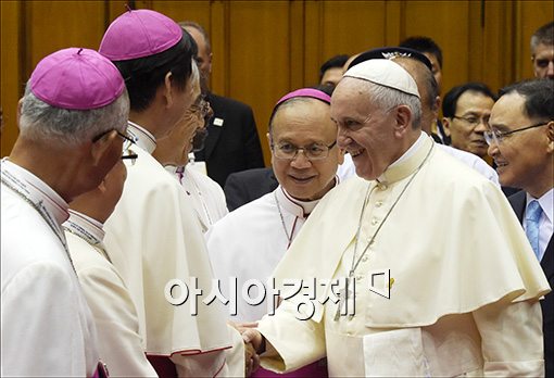 [포토]주교단과 인사나누는 프란치스코 교황