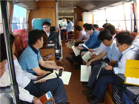 18일 대전 한국철도시설공단 본사에서 열린 '2014 하절기 사랑나눔 헌혈행사'에 참여한 임직원들이 헌혈을 하기 위해 기다리고 있다.
