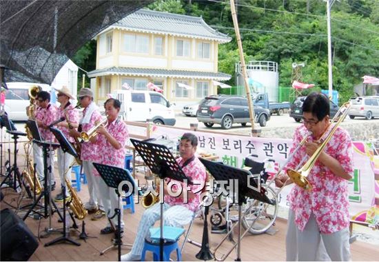 장흥 신리 어촌체험마을에서 보리수관악단이 연주를 하고있다.