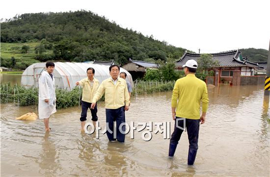 김준성 영광군수는 18일 폭우로 피해가 발생한 영광군 백수읍과 염산면을 찾아 현장점검을 실시하고, 주민 및 관계자와 피해복구 대책을 논의했다.