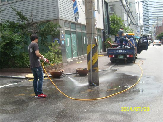 여름철 쓰레기 악취 물로 씻는다 