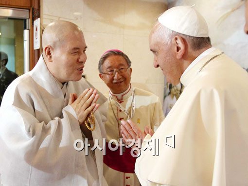 [포토]인사하는 자승 스님-프란치스코 교황 