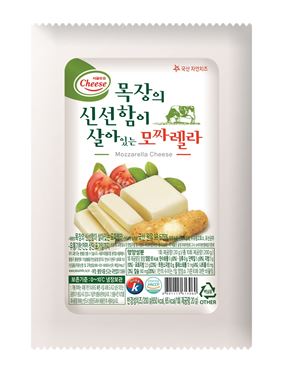 서울우유협동조합이 국산 원유 100%로 만든 블록형 프리미엄 치즈 '목장의 신선함이 살아있는 모짜렐라'를 선보였다.