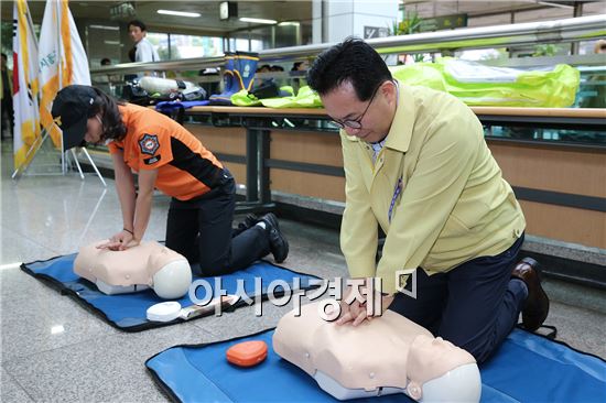 광주광역시 동구(청장 노희용)는 19일 도시철도공사 소태역에서 유관기관, 군장병, 주민 등 300여명이 참여한 가운데 다중탐지키트 검사, 환경제독, 체험교육훈련 등 생물테러 대비훈련을 실시했다. 사진제공=광주시 동구