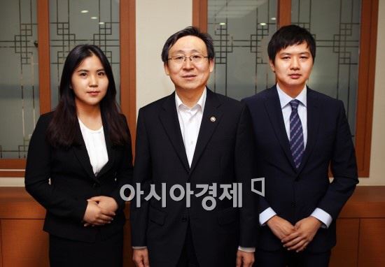 19일 서울 산업통상자원부에서 문재도 차관(가운데)과 함께 포즈를 취한 민진아(왼쪽), 전호성 학생