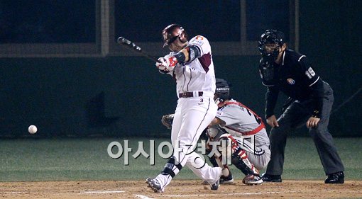 [포토]김민성,'3루간 빠지는 안타'