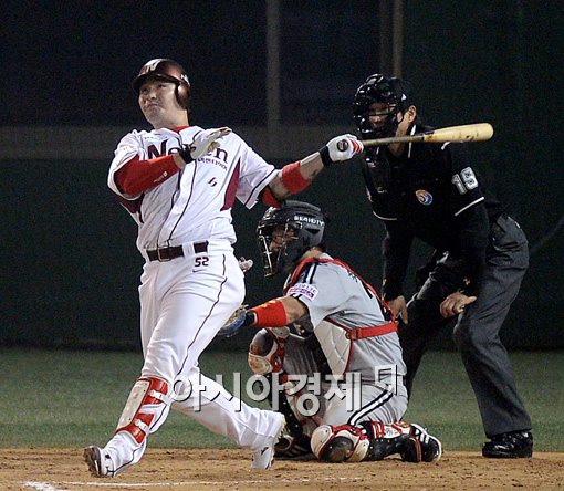 [포토]좌측 담장을 향해 큰 타구 날리는 박병호