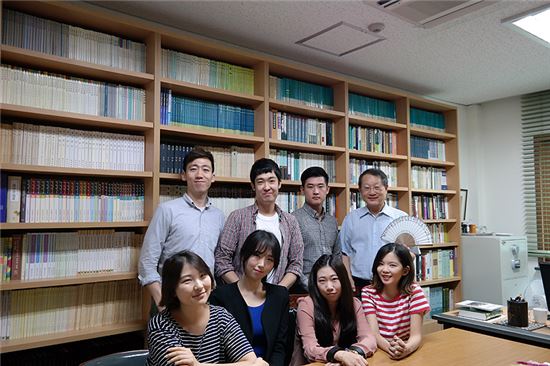 경기대, 대전대 서예학과 학생들이 전 세계에 한글 전파, 한글 서체 디자인 개발 등을 위해 뭉쳐 '한글 유랑단'을 결성했다. 윗줄 왼쪽 첫번째가 문현우 단장이다.