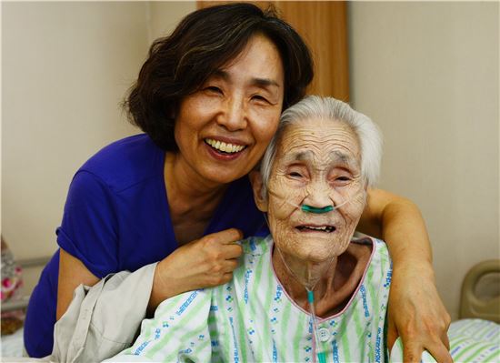 이효순 할머니(오른쪽)와 이경희 마창진시민모임 대표 