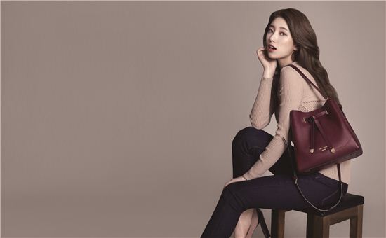 '럭키백'을 들고 있는 수지(사진제공 = 제일 모직)