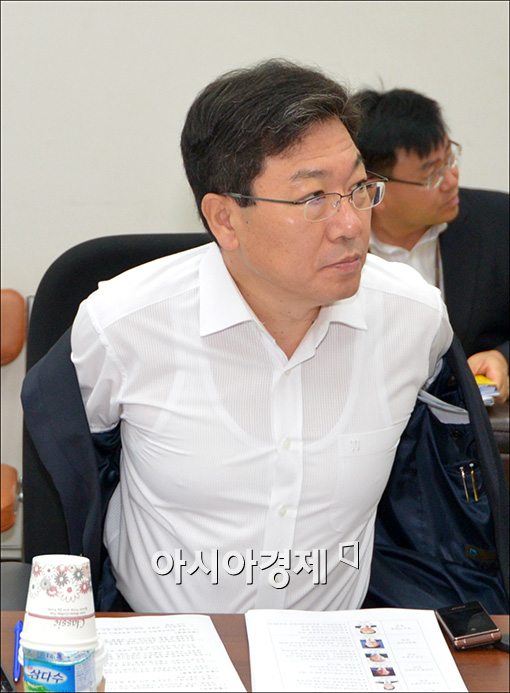 [포토]옷 벗는 윤상직 장관