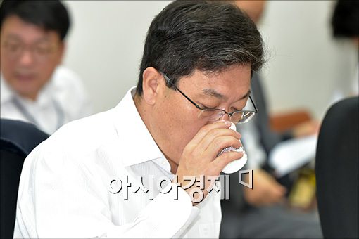 [포토]물 마시는 윤상직 장관