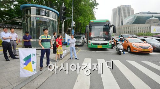 [포토]민방위 훈련에 발걸음 멈춘 시민