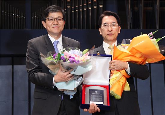 신창재 교보생명 회장(오른쪽)이 이장우 한국경영학회장으로부터 '제29회 경영학자 선정 경영자대상'을 수상하고 있다.