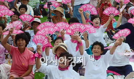 [포토]농사 짓던 손에 들린 FTA 반대 부채 