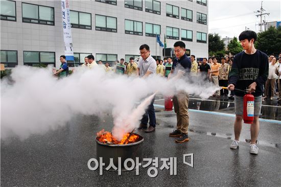 [포토]광주 동구, 화재발생시 초기진압훈련 교육