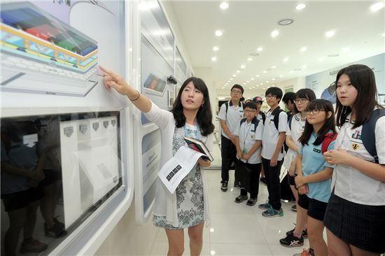 삼성SDI 소재부문은 20일 경기도 의왕시의 중고생 200여명을 사업장으로 초청해 '청소년 꿈키움 컴퍼니' 행사를 진행했다. 