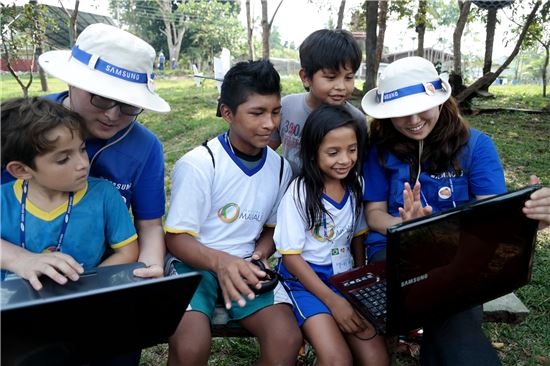8월16일부터 24일까지 브라질 마나우스 투페로 봉사활동을 떠난 삼성전자 임직원 해외봉사단원들이
마을 어린이들을 대상으로 IT 교육을 실시하고 있다.