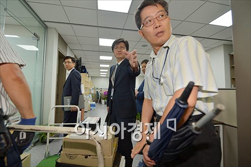 [포토]강제구인시도하는 검찰수사관