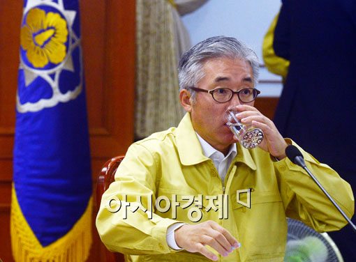 [포토]김종덕 문체부 장관, 첫 국가정책조정회의 참석 