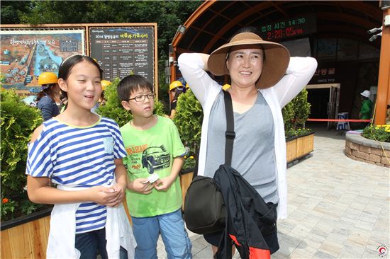 올해 광명동굴 30만번째 입장객인 수원에 사는 유훈씨 가족이 동굴 앞에서 사진촬영을 하고 있다. 