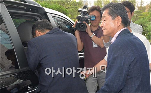 [포토]검찰로 향하는 신학용 의원