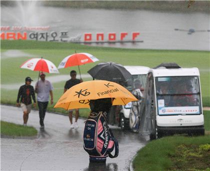 MBN여자오픈 첫날 경기가 폭우로 취소되자 선수들이 클럽하우스 향해 이동하고 있다. 사진=KLPGA제공