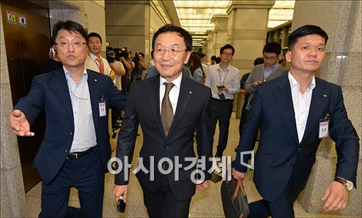 [포토] KB제재심의 출석하는 이건호 행장