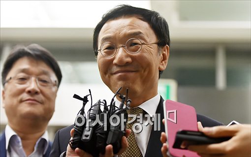 [포토]'답변대신 쓴 미소만'