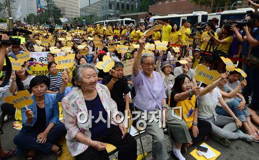 지난 13일 서울 종로 주한일본대사관 앞에서 열린 '일본군 위안부 문제해결을 위한 정기 수요시위'에 참석한 길원옥(왼쪽), 김복동 할머니와 시민들이 구호를 외치고 있다. 
