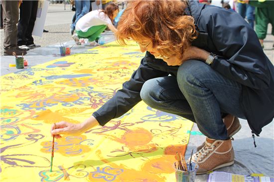 지난 6월 정신대문제대책협의회가 주관한 유럽평화기행 '나비의 꿈' 프로젝트에서 한 외국인 여성이 나비 걸개그림 그리기 행사에 참여하고 있다. 