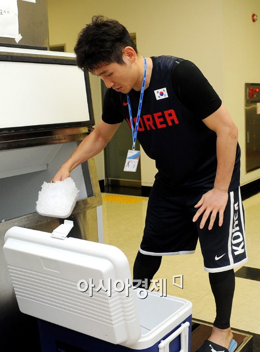 [포토]아이스 버킷 챌린지 준비하는 양동근