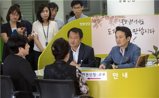 남경필 경기도지사가 22일 경기도청 '언제나민원실'에서 민원인들을 만났다. 지난달 25일 민원인들과의 소통을 위해 '도지사 좀 만납시다' 코너를 개설, 매주 금요일마다 수원과 의정부를 오가며 민원상담을 하겠다고 밝힌 뒤 이번이 4번째 상담이다. 남 지사는 이날 상담에서 고 임춘행 여성국극인 예술사업 지원 등 모두 10여건의 민원상담을 펼쳤다. 특히 한 독거노인이 택지개발사업으로 보상금이 나왔으나 종중의 부당한 토지 분배로 7개월째 사우나에서 숙식하고 있다는 이야기를 듣고 안타까움을 내비치기도 했다.
남 지사는 지난 3차례 '도지사 좀 만납시다' 코너를 통해 모두 27건의 민원을 상담했다. 이중 16건은 처리가 완료됐으며 11건은 처리가 진행되고 있다. 경기도는 남 지사의 민원상담 처리 결과를 민원인에게 직접 알려주고 있다. 