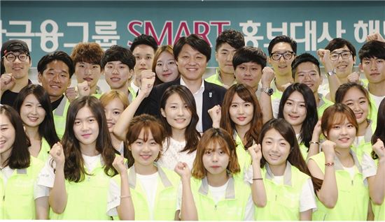 하나금융그룹은 지난 22일 오후 청진동 하나은행 본점 대강당에서 '제4기 하나금융그룹 SMART 홍보대사' 해단식을 가졌다. 행사 종료 후 한준성 하나금융지주 상무(사진 뒷줄 가운데)와 홍보대사 대학생들이 기념촬영을 하고 있다.(자료제공:하나금융그룹)
