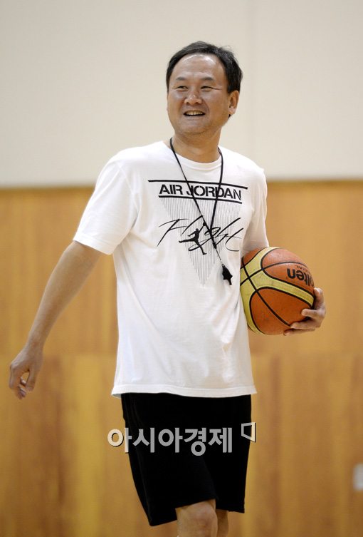 [포토]미소짓는 유재학 감독